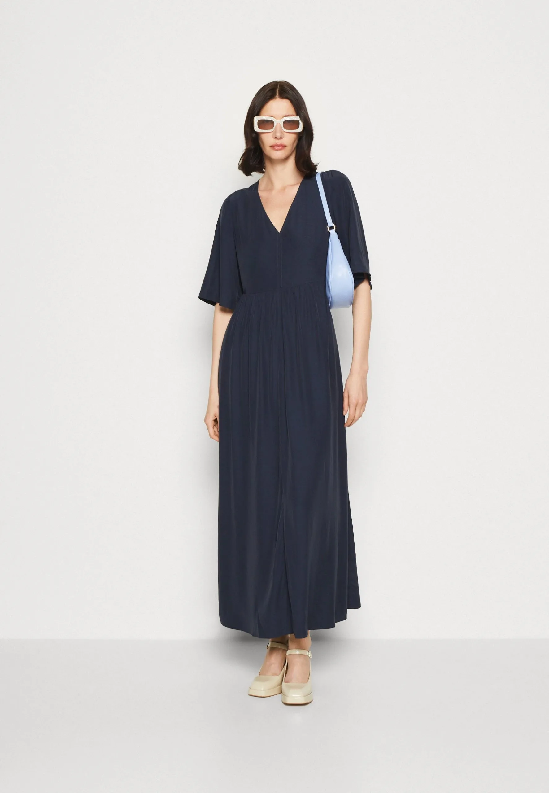 Marc O'Polo DRESS FEMININE SHAPE V NECK WING SLEEVES - Maxikjoler 4 Marc O'Polo DRESS FEMININE SHAPE V NECK WING SLEEVES - Maxikjoler - Billede 2