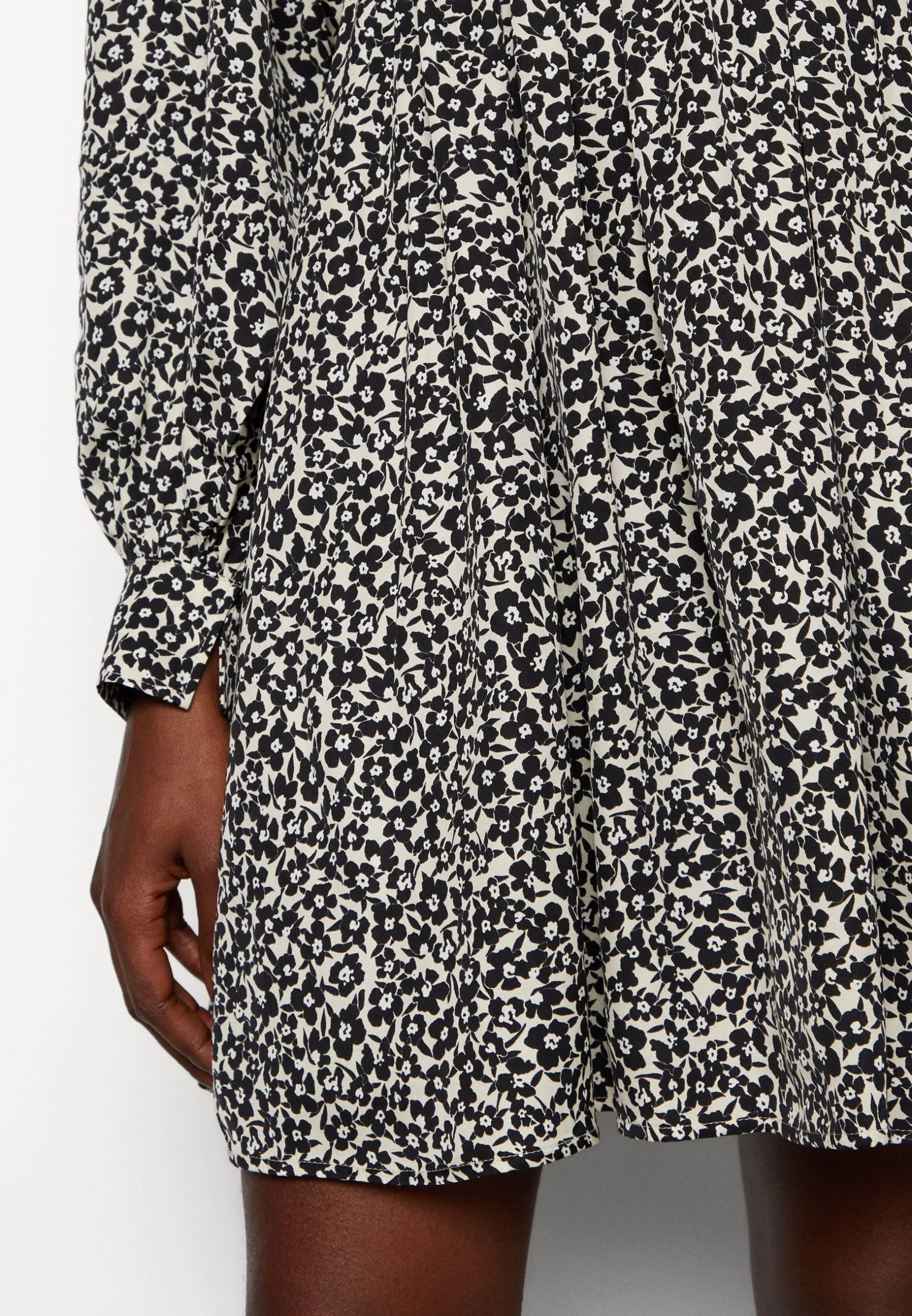 Marc O'Polo CAPSULE DRESS DEEP V-NECK FULL SKIRT VOLUME MODERN - Hverdagskjoler 7 Marc O'Polo CAPSULE DRESS DEEP V-NECK FULL SKIRT VOLUME MODERN - Hverdagskjoler - Billede 5