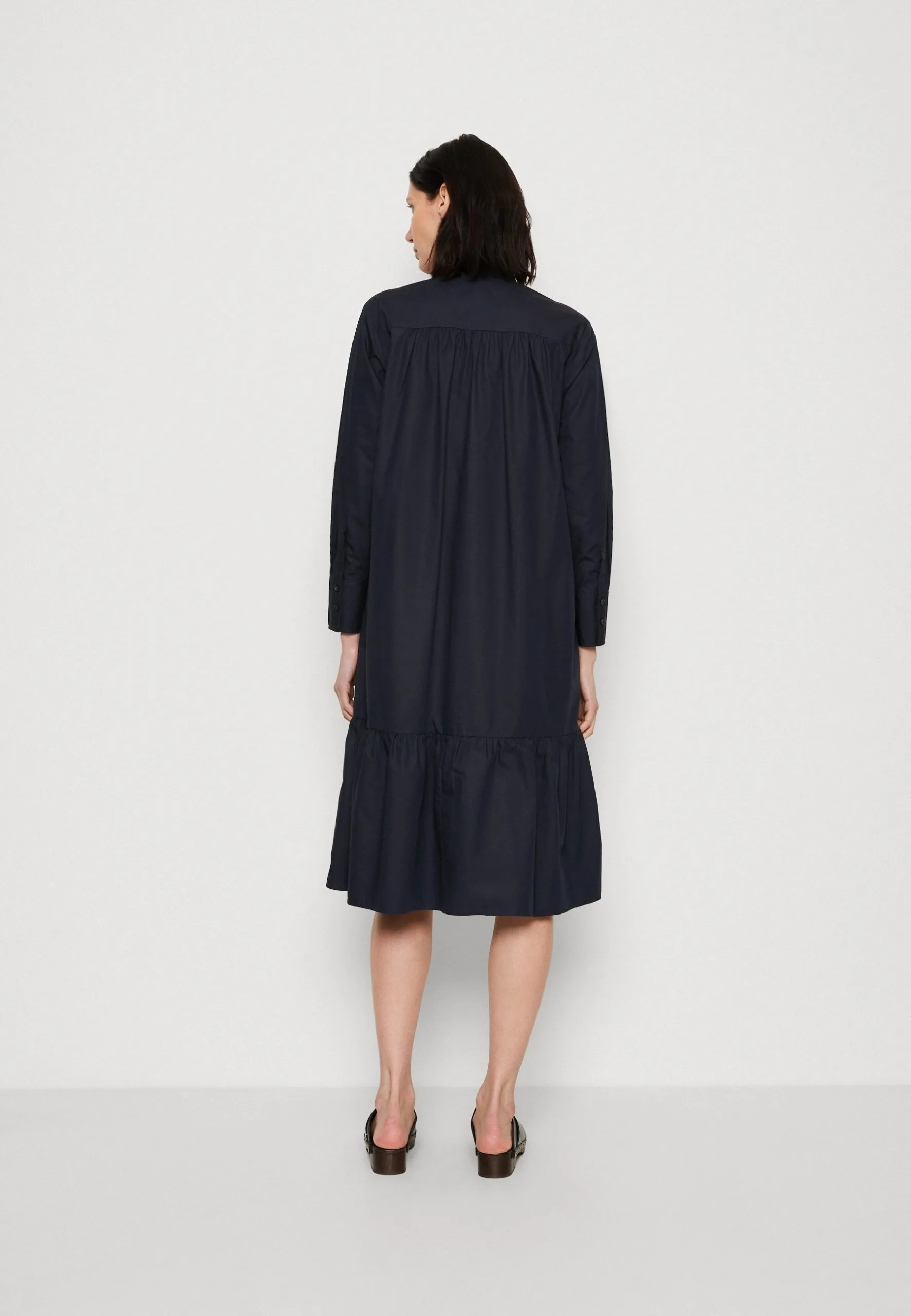 Marc O'Polo DRESS RELAXED A SHAPE CUTLINES FEMININE GATHERING - Hverdagskjoler 5 Marc O'Polo DRESS RELAXED A SHAPE CUTLINES FEMININE GATHERING - Hverdagskjoler - Billede 3