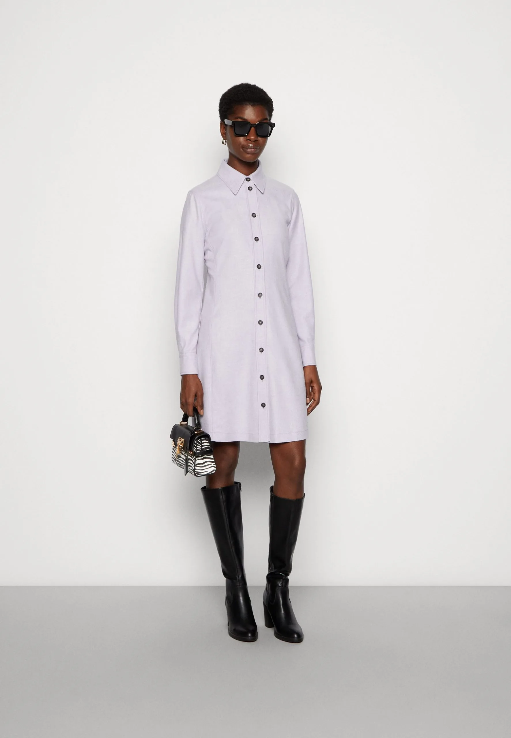 Marc O'Polo DRESS FEMININ SILHOUETTE SHIRT STYLE CUT LINES - Skjortekjole 4 Marc O'Polo DRESS FEMININ SILHOUETTE SHIRT STYLE CUT LINES - Skjortekjole - Billede 2