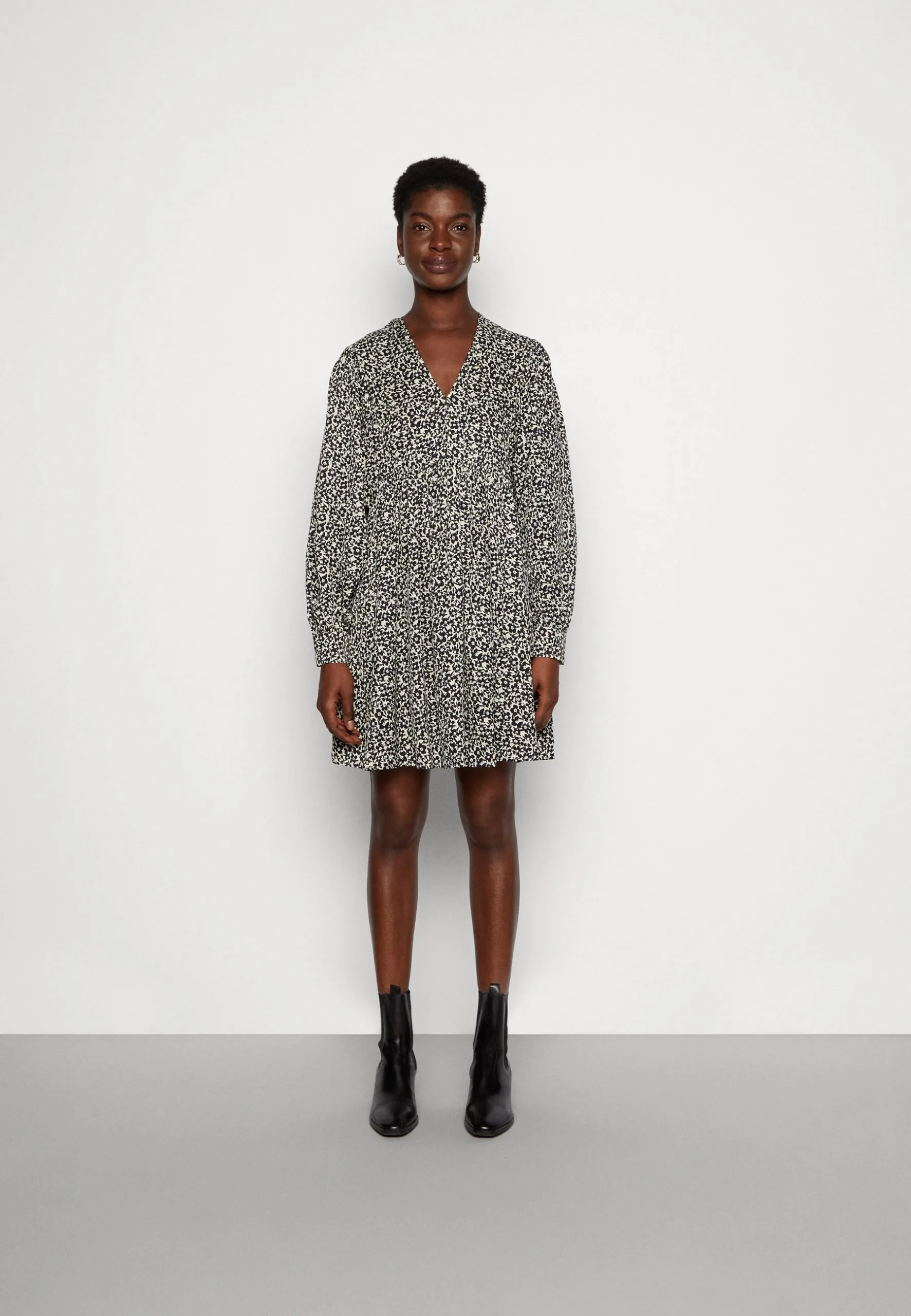 Marc O'Polo CAPSULE DRESS DEEP V-NECK FULL SKIRT VOLUME MODERN - Hverdagskjoler 3 Marc O'Polo CAPSULE DRESS DEEP V-NECK FULL SKIRT VOLUME MODERN - Hverdagskjoler