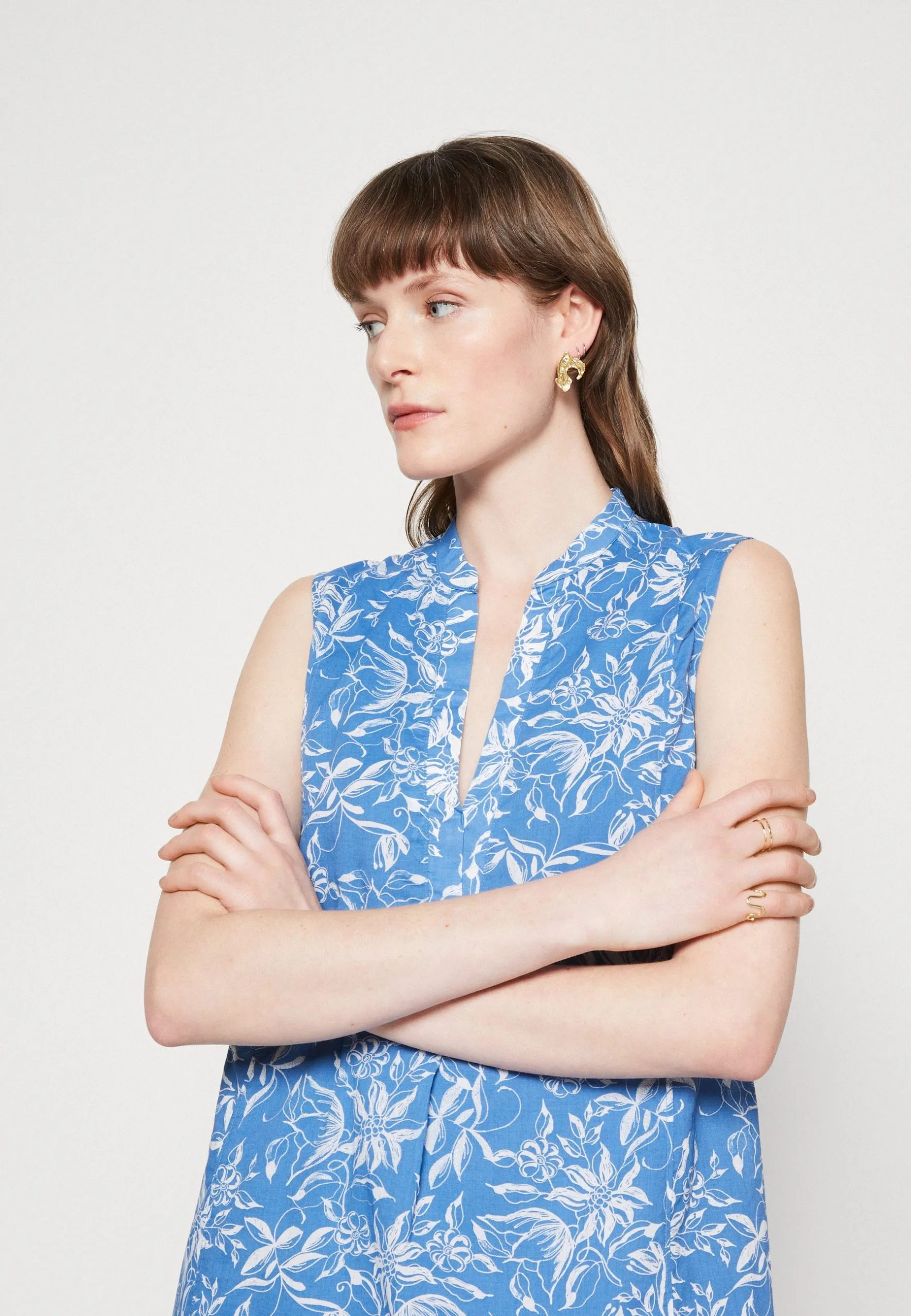 Marc O'Polo DRESS SHORT LENGTH EASY A SHAPE DETAILED V NECK - Hverdagskjoler 6 Marc O'Polo DRESS SHORT LENGTH EASY A SHAPE DETAILED V NECK - Hverdagskjoler - Billede 4