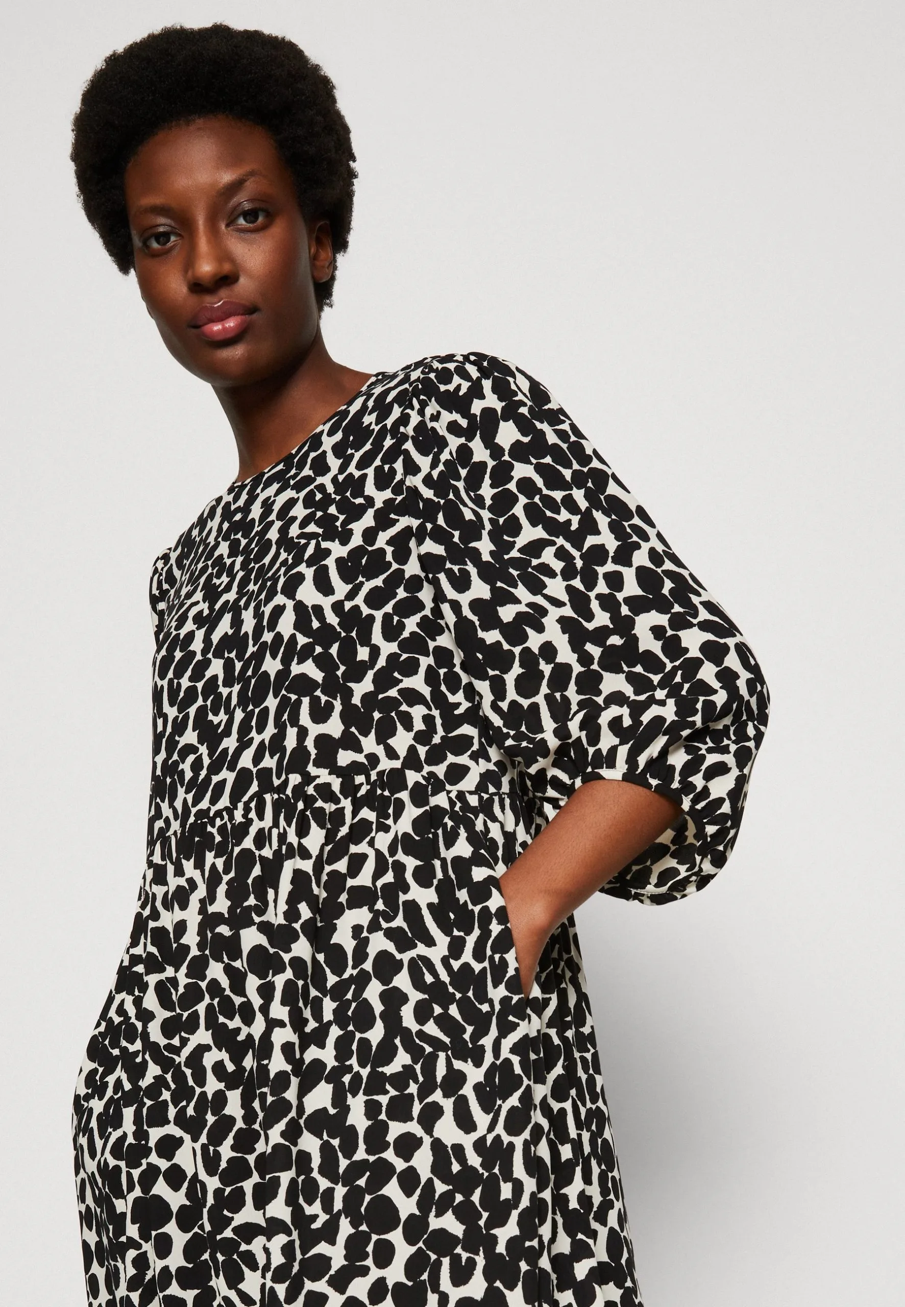 Marc O'Polo DRESS VOLUMINOUS ARM GATHERINGS MIDI LENGTH - Hverdagskjoler 5 Marc O'Polo DRESS VOLUMINOUS ARM GATHERINGS MIDI LENGTH - Hverdagskjoler - Billede 4