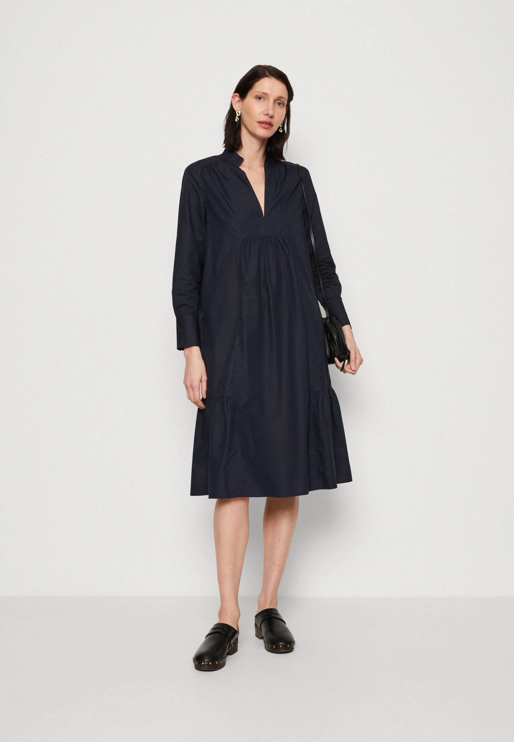 Marc O'Polo DRESS RELAXED A SHAPE CUTLINES FEMININE GATHERING - Hverdagskjoler 4 Marc O'Polo DRESS RELAXED A SHAPE CUTLINES FEMININE GATHERING - Hverdagskjoler - Billede 2