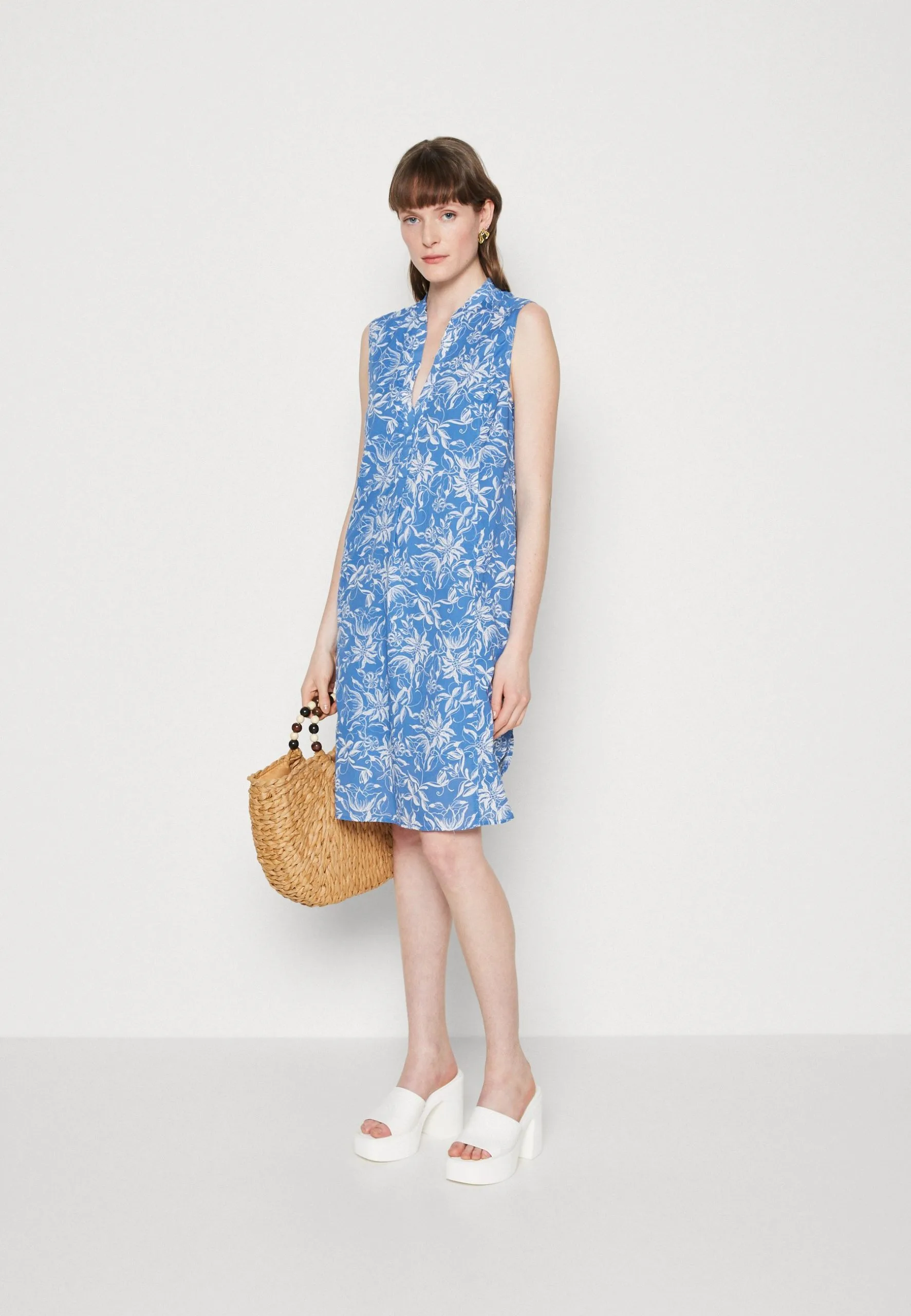 Marc O'Polo DRESS SHORT LENGTH EASY A SHAPE DETAILED V NECK - Hverdagskjoler 4 Marc O'Polo DRESS SHORT LENGTH EASY A SHAPE DETAILED V NECK - Hverdagskjoler - Billede 2