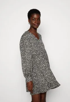 Marc O'Polo CAPSULE DRESS DEEP V-NECK FULL SKIRT VOLUME MODERN - Hverdagskjoler 10 Marc O'Polo CAPSULE DRESS DEEP V-NECK FULL SKIRT VOLUME MODERN - Hverdagskjoler -Marc O'Polo Butik a81ed04e0d9343f8a95449d73ff369d3