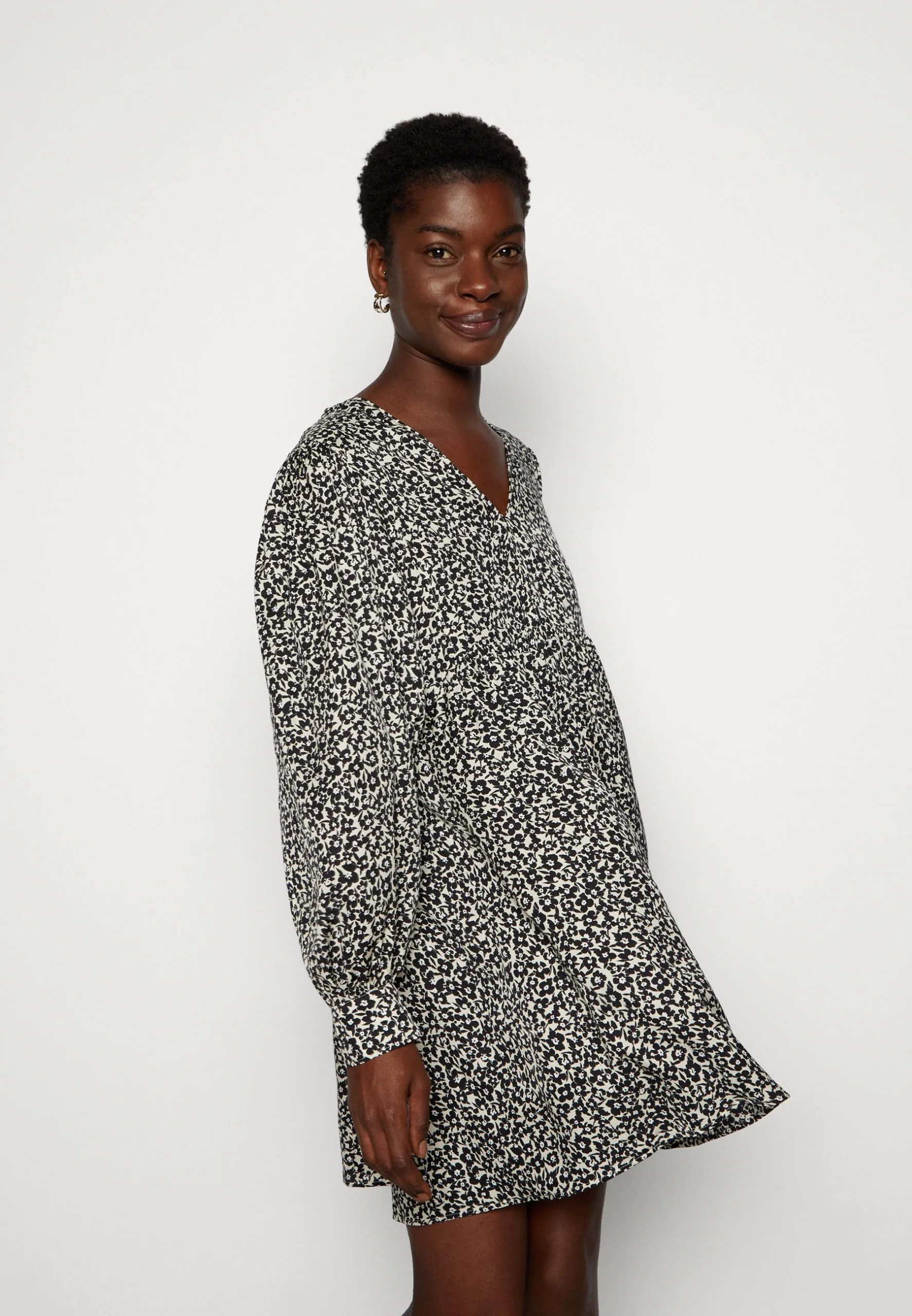 Marc O'Polo CAPSULE DRESS DEEP V-NECK FULL SKIRT VOLUME MODERN - Hverdagskjoler 6 Marc O'Polo CAPSULE DRESS DEEP V-NECK FULL SKIRT VOLUME MODERN - Hverdagskjoler - Billede 4