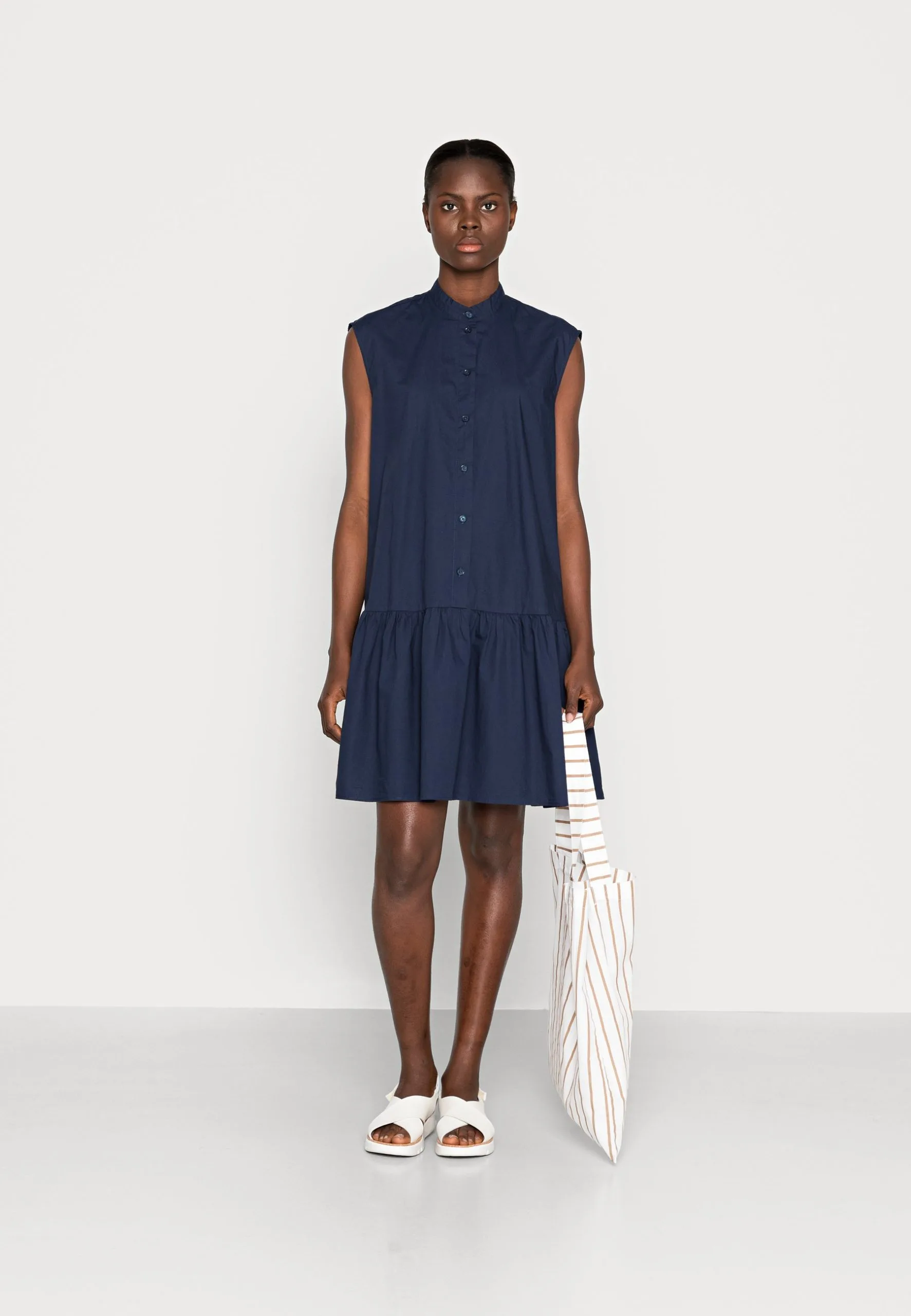 Marc O'Polo DENIM DRESS SLEEVELESS BUTTON PLACKET - Hverdagskjoler 4 Marc O'Polo DENIM DRESS SLEEVELESS BUTTON PLACKET - Hverdagskjoler - Billede 2