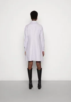 Marc O'Polo DRESS FEMININ SILHOUETTE SHIRT STYLE CUT LINES - Skjortekjole 9 Marc O'Polo DRESS FEMININ SILHOUETTE SHIRT STYLE CUT LINES - Skjortekjole -Marc O'Polo Butik be9c946540f54382955c663ccf5d07f6