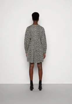 Marc O'Polo CAPSULE DRESS DEEP V-NECK FULL SKIRT VOLUME MODERN - Hverdagskjoler 9 Marc O'Polo CAPSULE DRESS DEEP V-NECK FULL SKIRT VOLUME MODERN - Hverdagskjoler -Marc O'Polo Butik beee132856754039867c6a0133aa3f2f