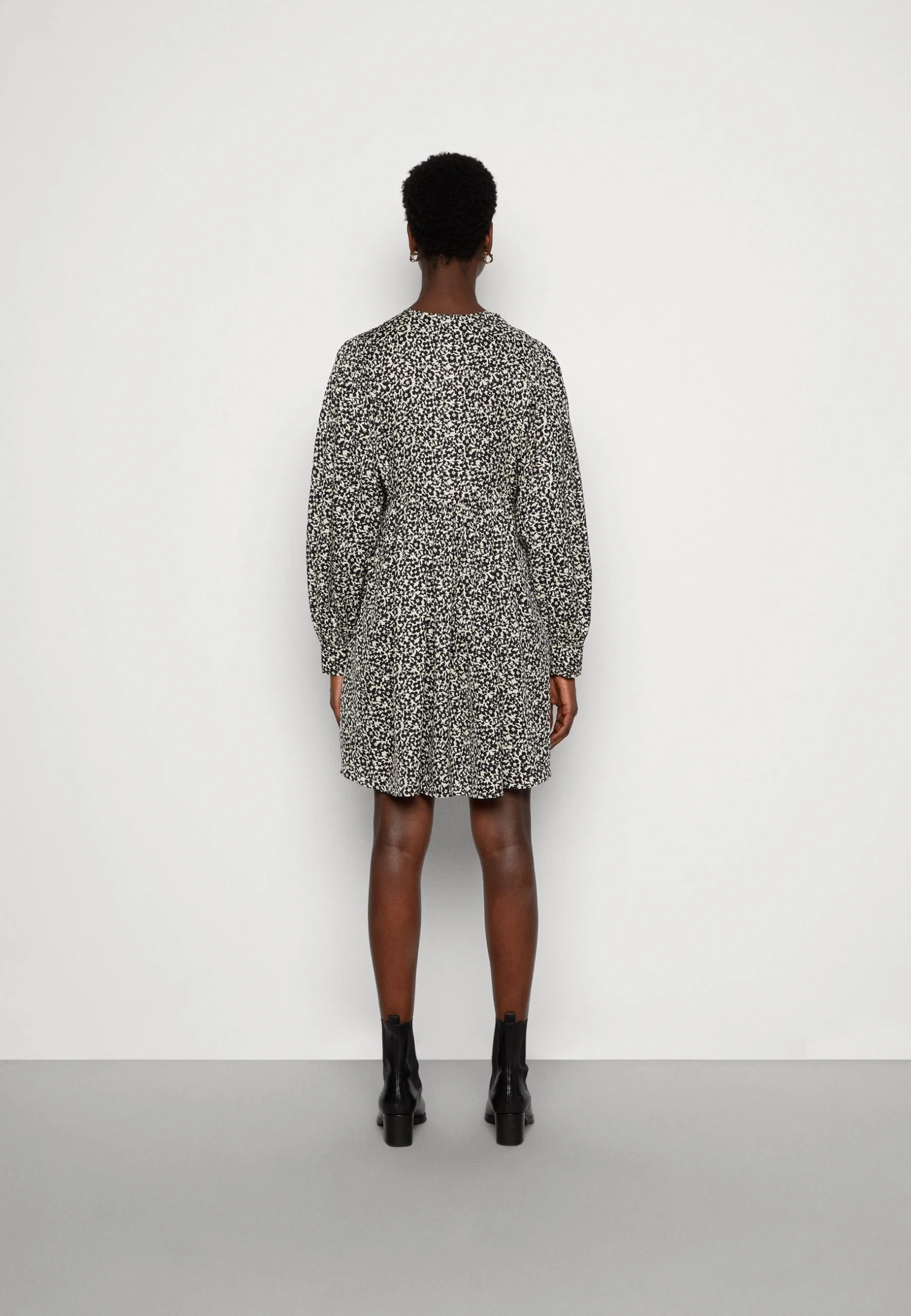 Marc O'Polo CAPSULE DRESS DEEP V-NECK FULL SKIRT VOLUME MODERN - Hverdagskjoler 5 Marc O'Polo CAPSULE DRESS DEEP V-NECK FULL SKIRT VOLUME MODERN - Hverdagskjoler - Billede 3