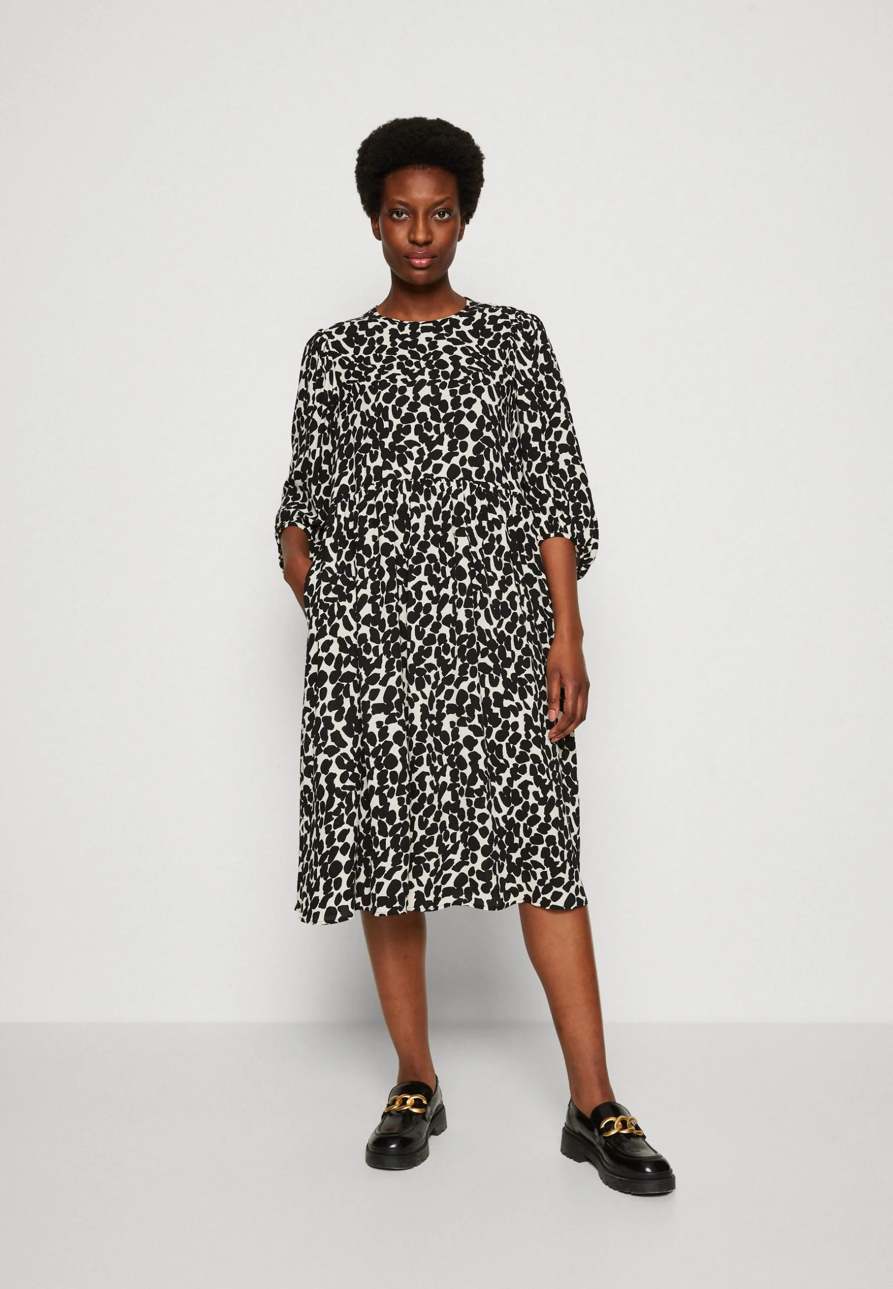 Marc O'Polo DRESS VOLUMINOUS ARM GATHERINGS MIDI LENGTH - Hverdagskjoler 2 Marc O'Polo DRESS VOLUMINOUS ARM GATHERINGS MIDI LENGTH - Hverdagskjoler