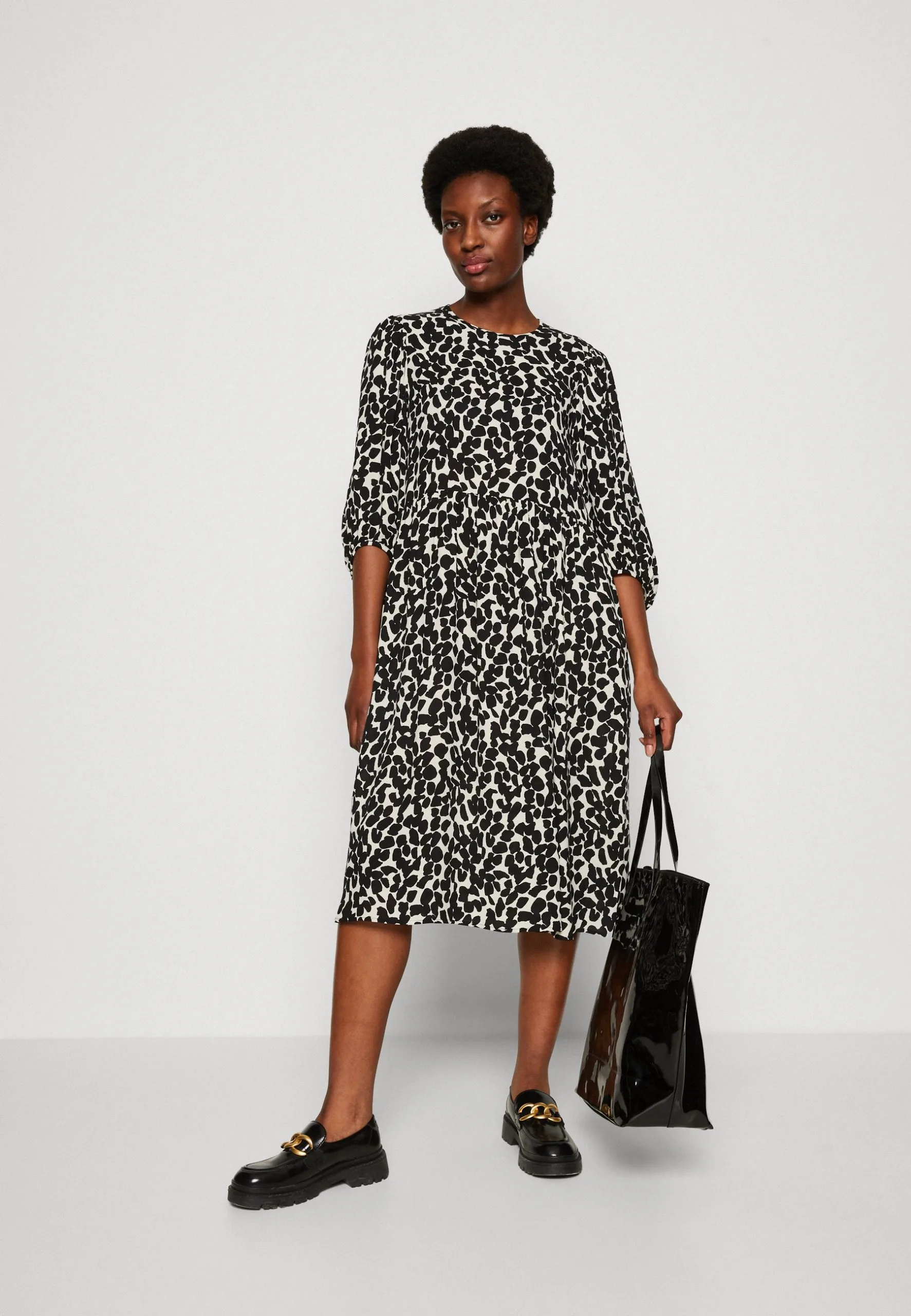 Marc O'Polo DRESS VOLUMINOUS ARM GATHERINGS MIDI LENGTH - Hverdagskjoler 3 Marc O'Polo DRESS VOLUMINOUS ARM GATHERINGS MIDI LENGTH - Hverdagskjoler - Billede 2