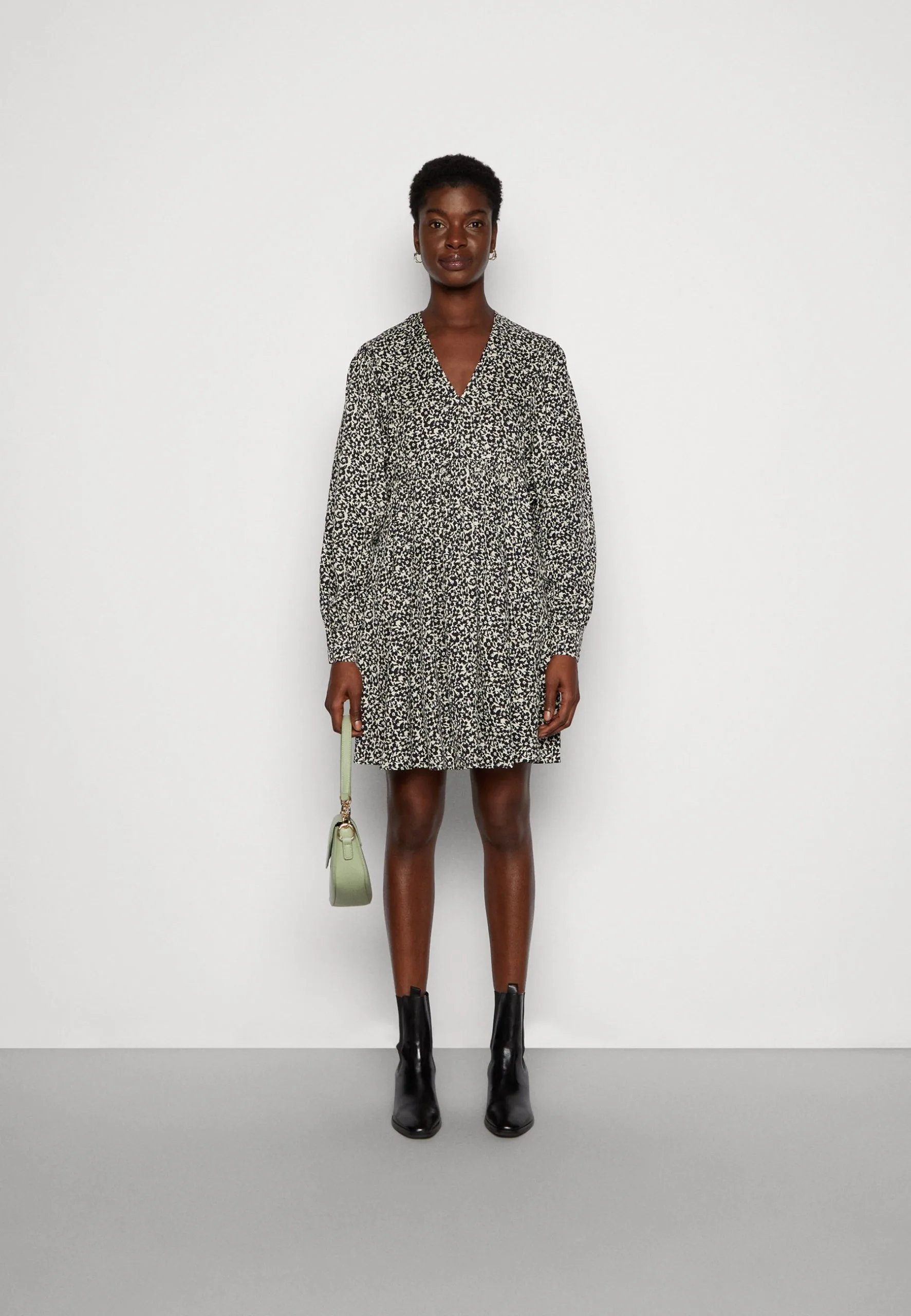 Marc O'Polo CAPSULE DRESS DEEP V-NECK FULL SKIRT VOLUME MODERN - Hverdagskjoler 4 Marc O'Polo CAPSULE DRESS DEEP V-NECK FULL SKIRT VOLUME MODERN - Hverdagskjoler - Billede 2