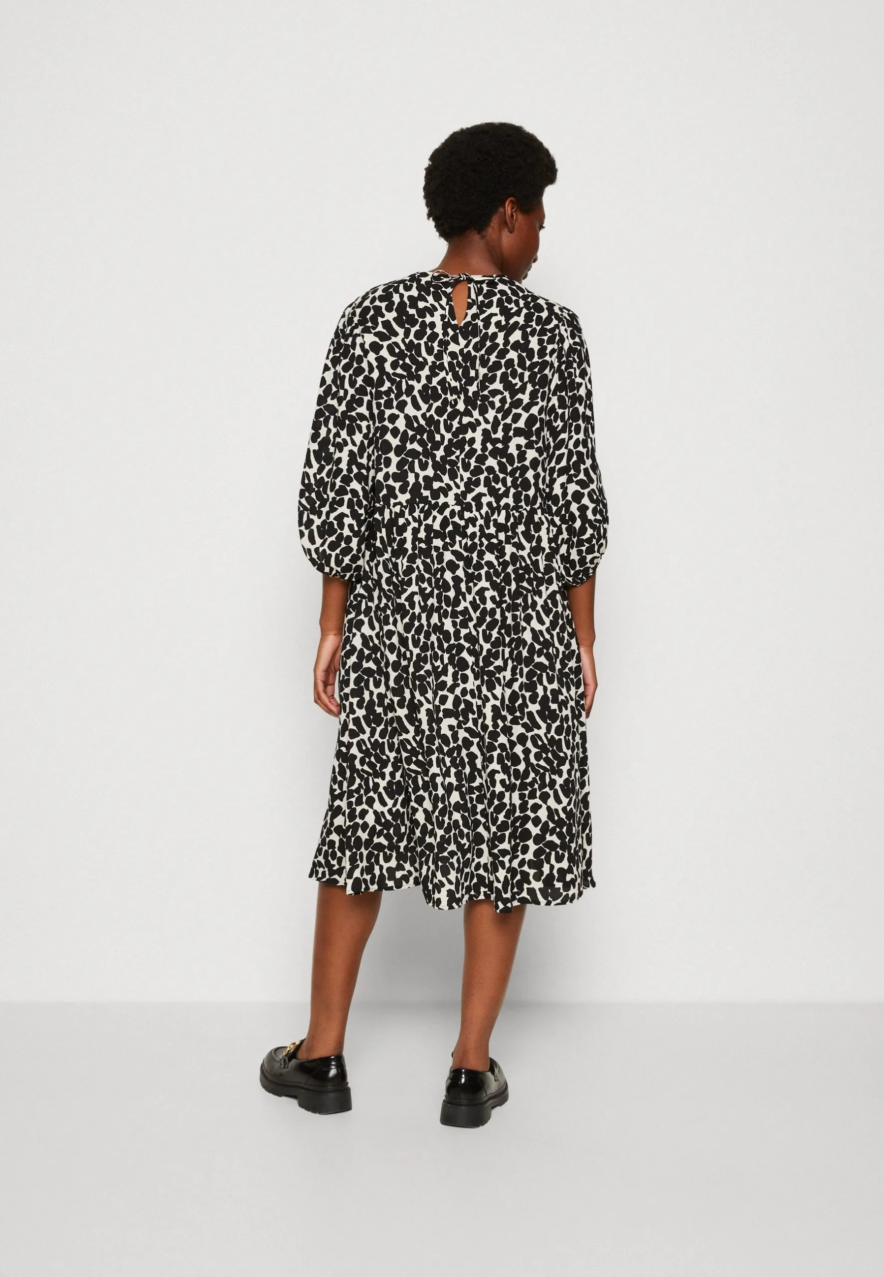 Marc O'Polo DRESS VOLUMINOUS ARM GATHERINGS MIDI LENGTH - Hverdagskjoler 4 Marc O'Polo DRESS VOLUMINOUS ARM GATHERINGS MIDI LENGTH - Hverdagskjoler - Billede 3